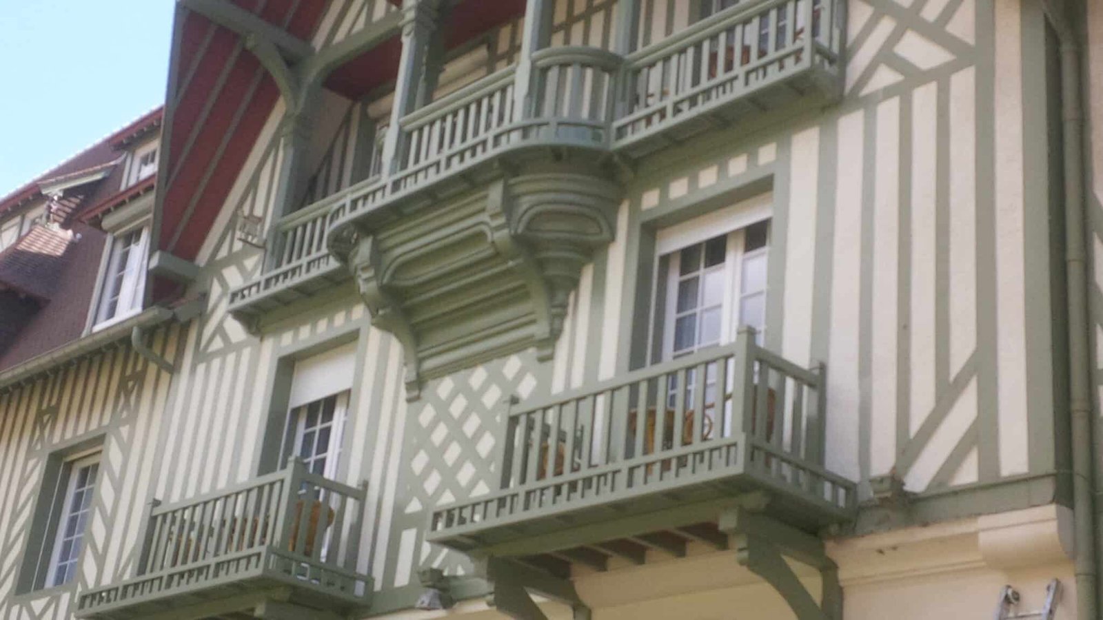 Une façade de maison à colombages avec des balcons en bois.