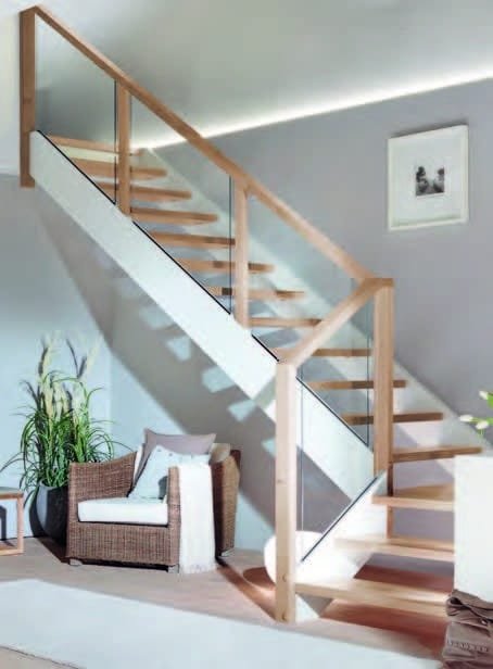 Escalier moderne avec garde-corps en verre et structure en bois, dans un salon élégant