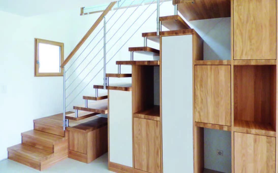 Escalier en bois avec rangements intégrés et garde-corps en métal, design moderne