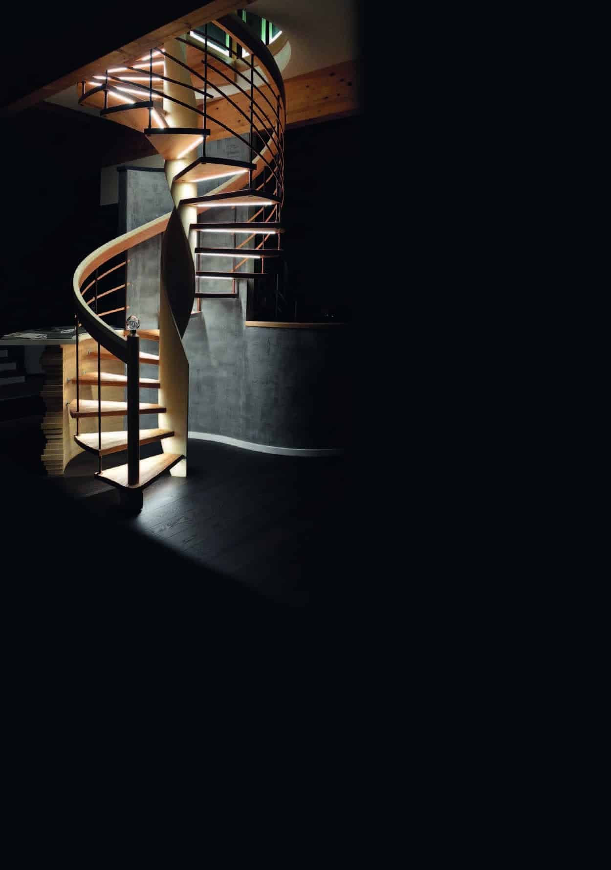 Escalier design en spirale avec éclairage intégré, créant une ambiance moderne et sophistiquée dans un intérieur sombre.