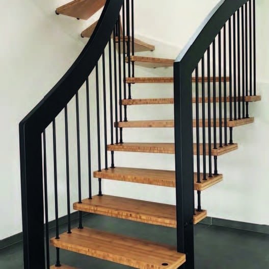 Escalier tournant avec marches en bois et structure en métal noir, design élégant et moderne