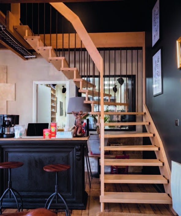 Escalier contemporain avec un design bohème en bois et métal, parfait pour une décoration intérieure unique.