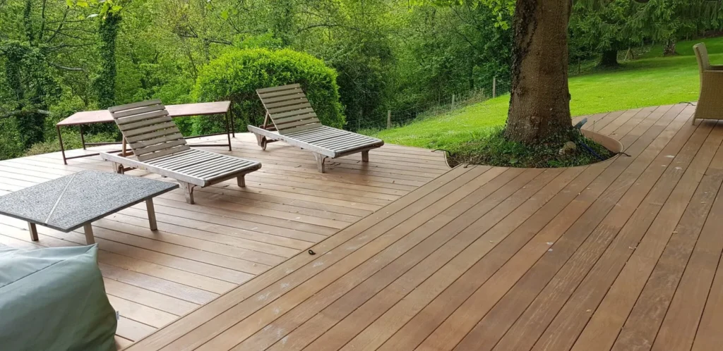 Terrasse en lames de bois avec chaises longues