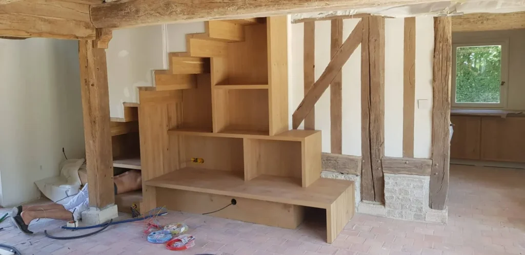 Escalier en bois avec rangements intégrés dans une maison à colombages