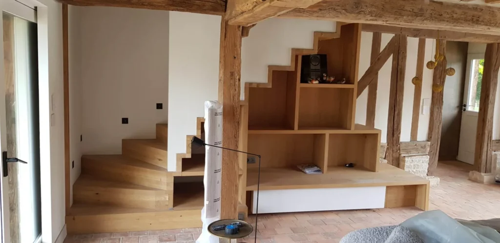 Escalier en bois avec rangements et bibliothèque intégrés sous les marches