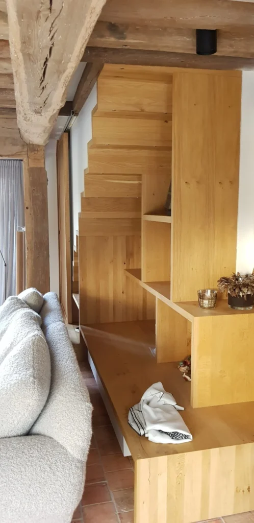 Meuble escalier en bois avec niches de rangement
