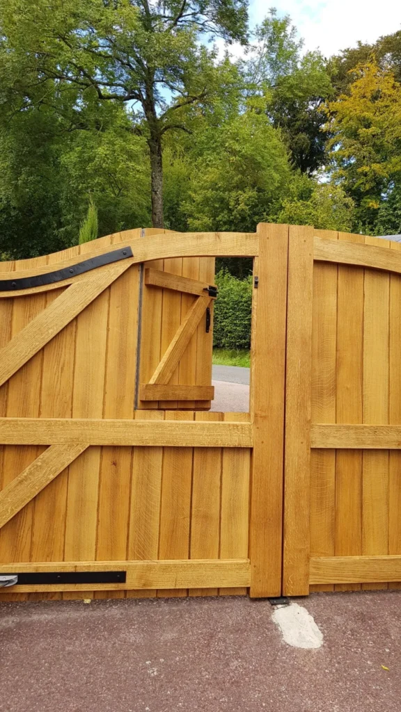 Portail en bois massif avec portillon intégré