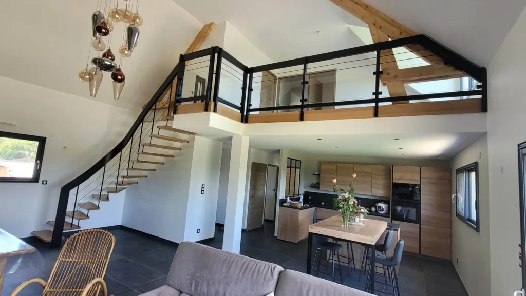 Escalier sur mesure menant à une mezzanine avec garde-corps métal noir