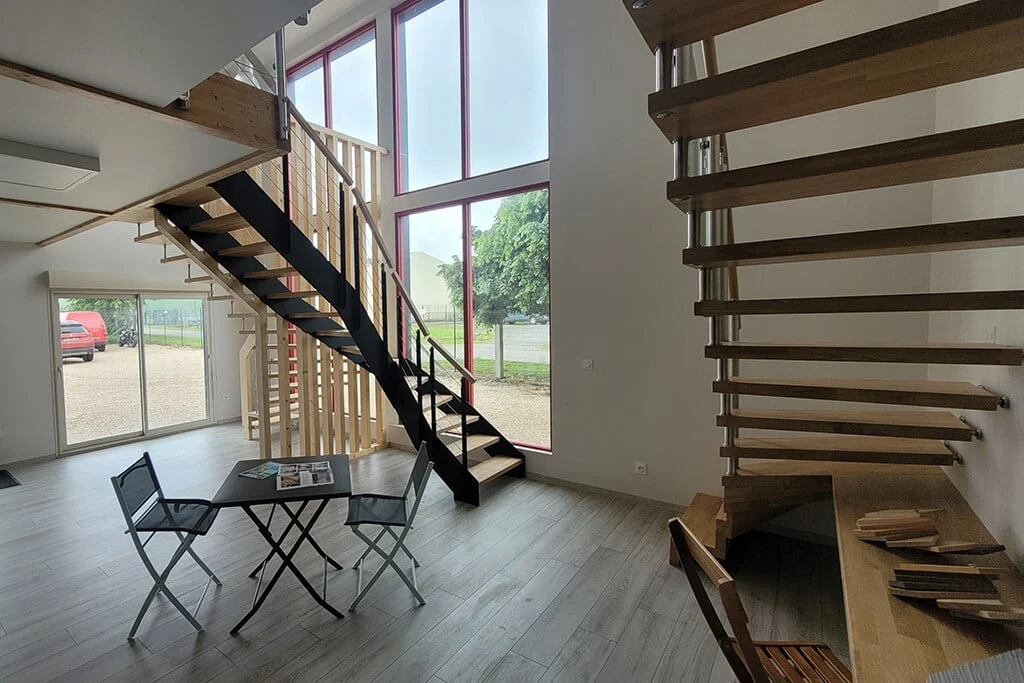 Escalier à marches bois sur limon métal noir et claustra en bois