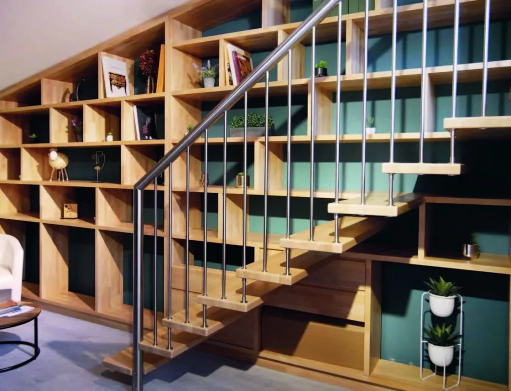 Escalier intégré à une bibliothèque sur mesure en bois