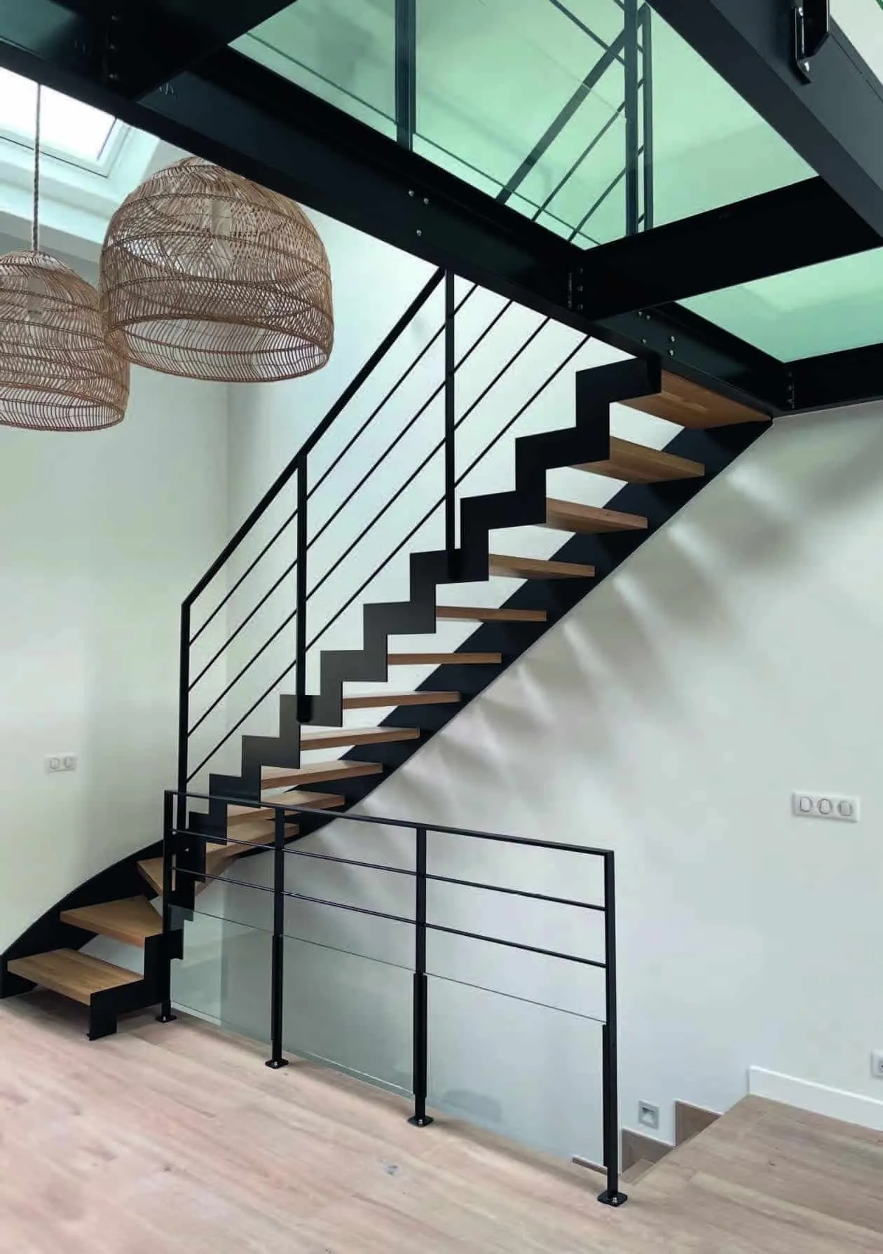Escalier Ferro en métal noir à marches bois et garde-corps à barres