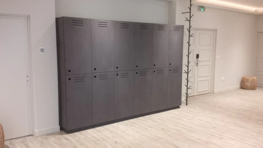 Placards sur mesure gris anthracite dans un couloir