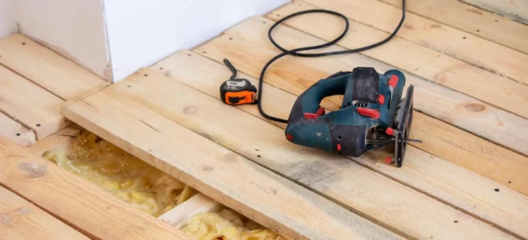 Plancher en bois en cours de pose avec scie sauteuse