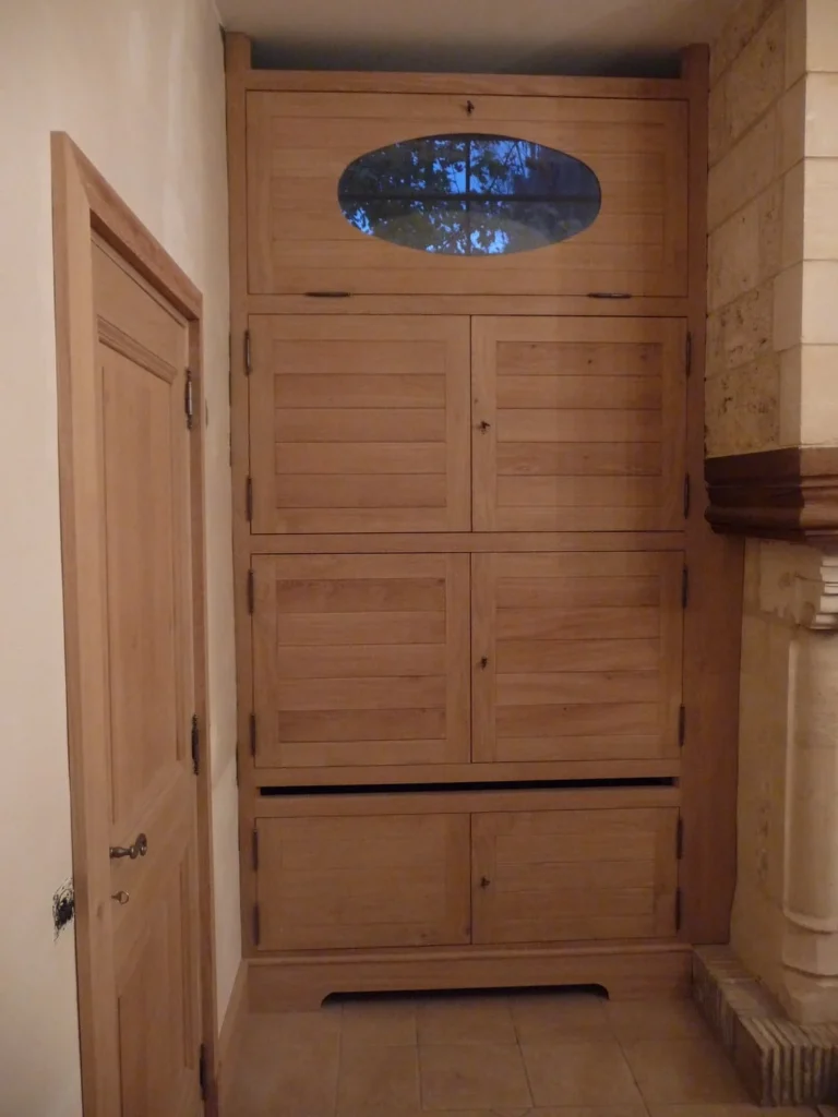 Placard mural sur mesure en bois clair avec imposte ovale