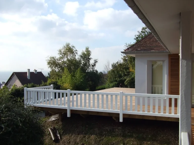 Terrasse en bois surélevée avec garde-corps blanc