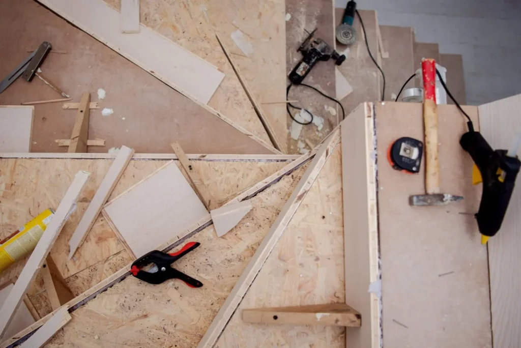 Chantier d'escalier en cours de fabrication avec outils