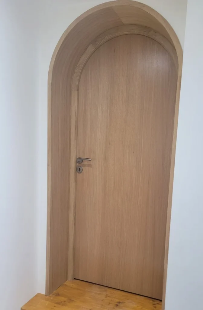 Porte intérieure en bois à arc cintré