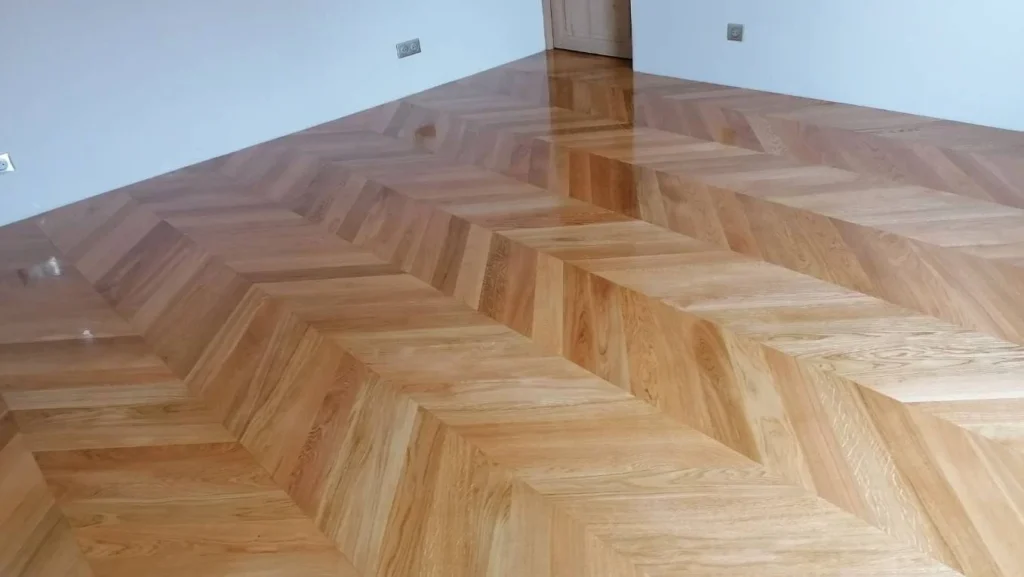 Parquet en point de Hongrie en chêne verni