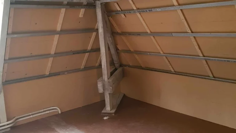 Combles sous charpente avant aménagement, plancher et rampants en panneaux bois