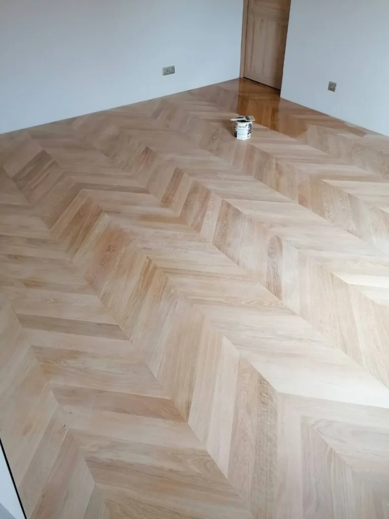 Parquet en point de Hongrie en chêne verni