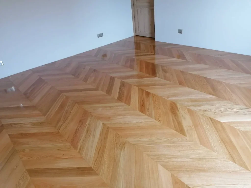Parquet en point de Hongrie en chêne verni