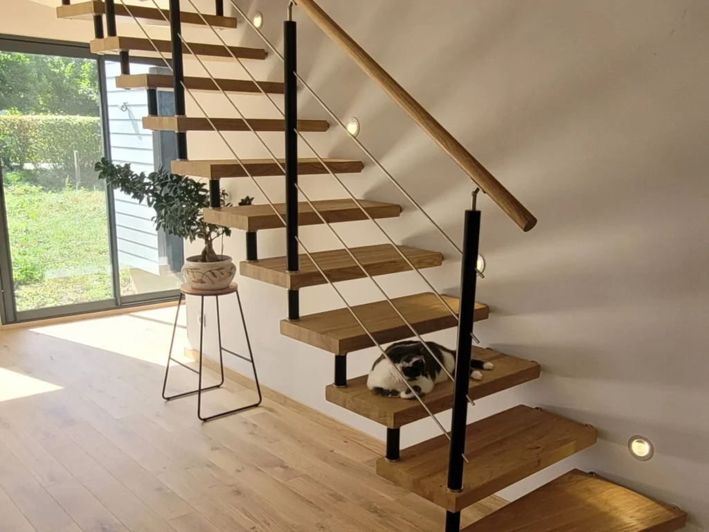 Escalier à marches en bois sur limon central métal, main courante bois
