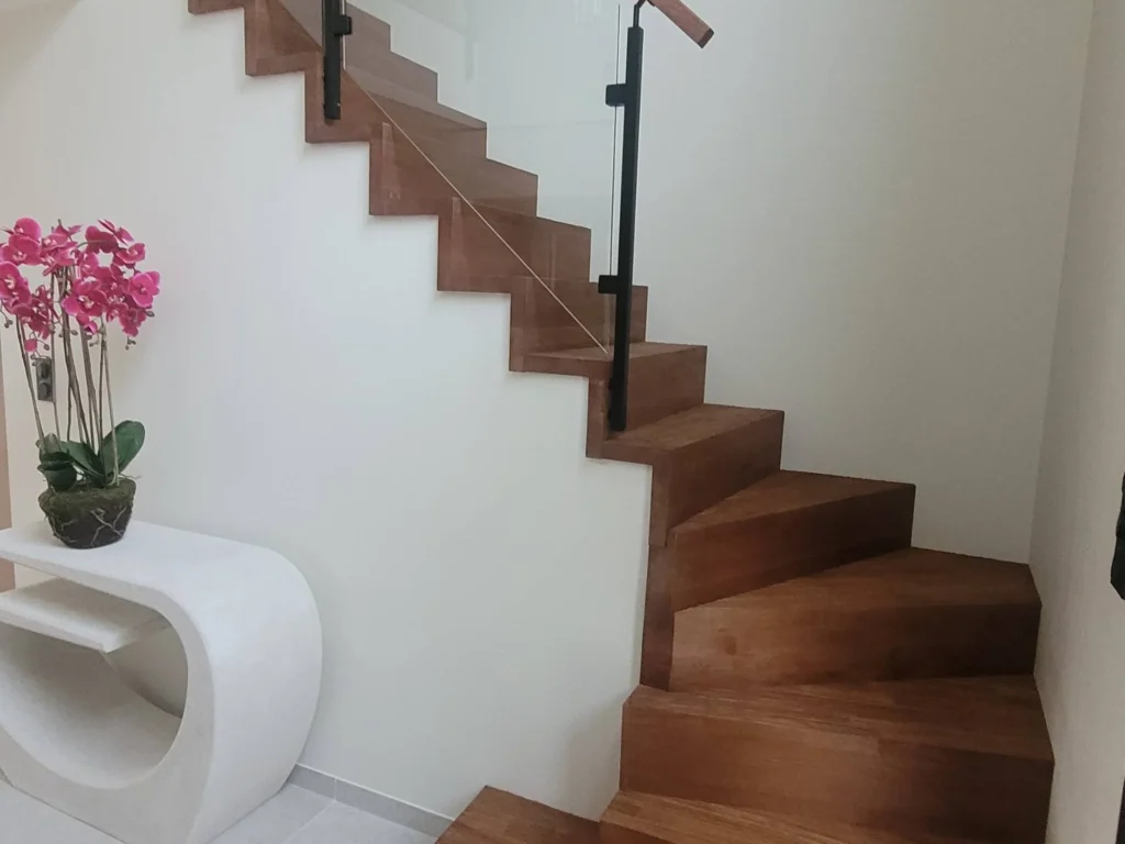 Escalier quart tournant en bois foncé avec garde-corps en verre
