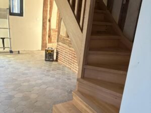 Installation sur-mesure et soignée d’escalier bois à Bernay