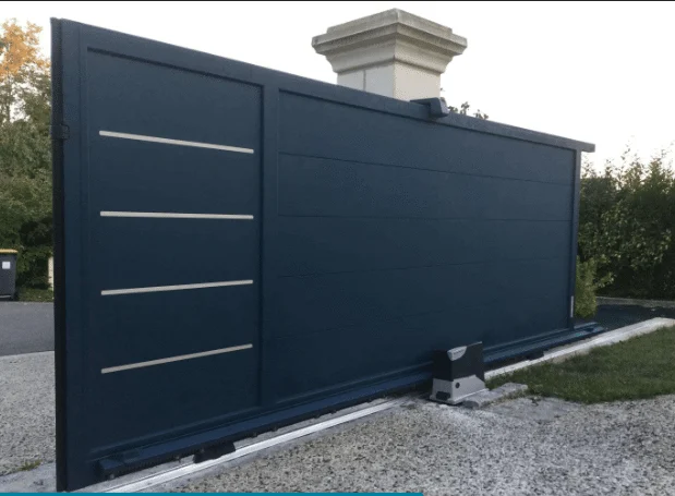 Portail coulissant motorisé en aluminium gris anthracite