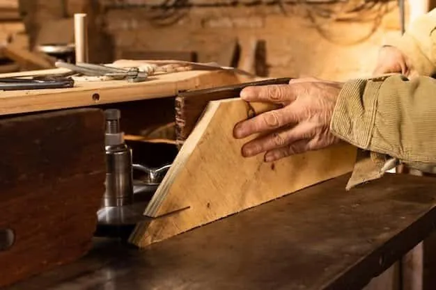 Menuisier façonnant une pièce de bois à l'établi