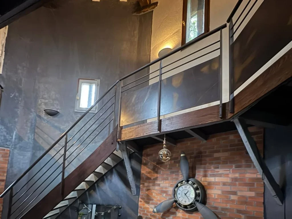 Escalier métal et bois au style industriel avec mezzanine