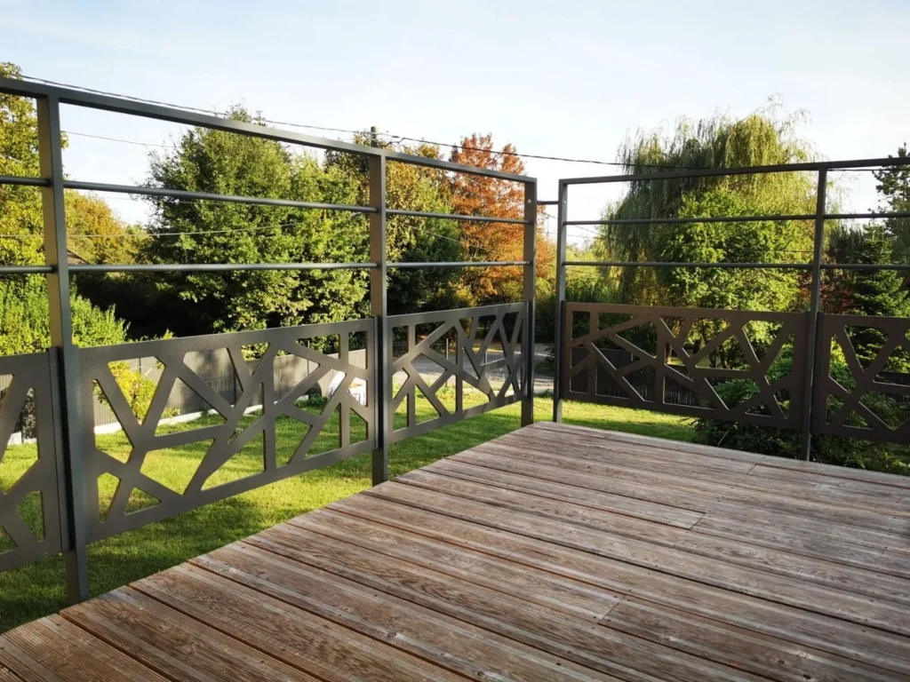 Terrasse en bois avec garde-corps métal décoratif