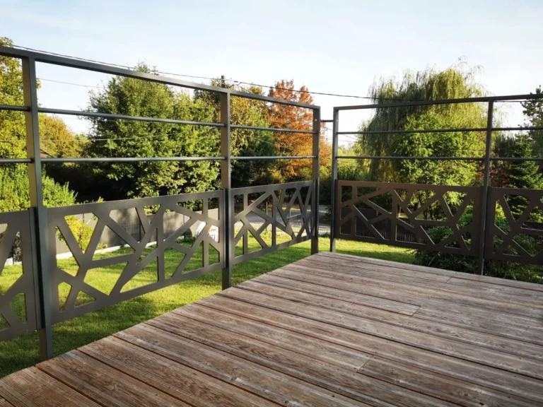 Terrasse en bois avec garde-corps métal décoratif