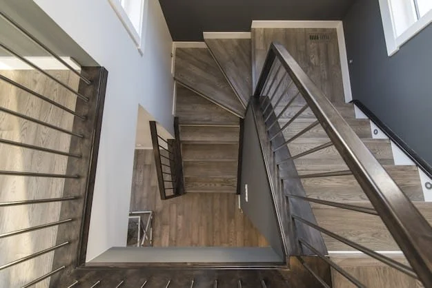 Escalier à double quart tournant vu d'en haut, garde-corps métal