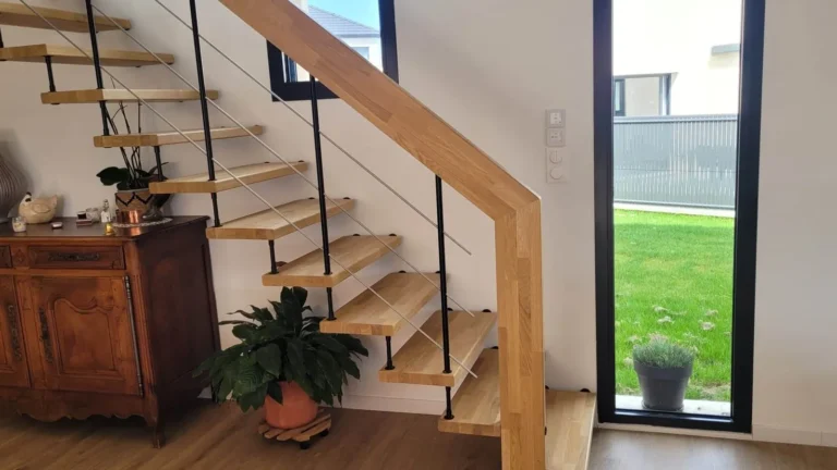 Escalier à marches bois sur limon métal avec rampe en chêne