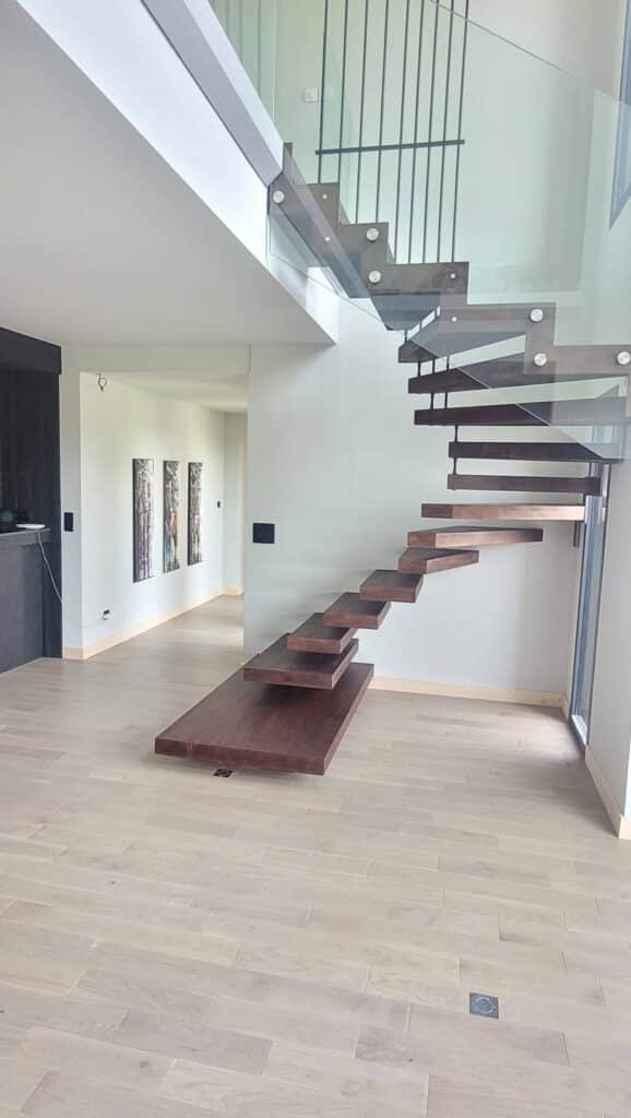 Installation d'escalier suspendu bois à ÉVREUX