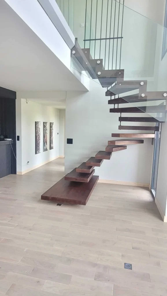 Installation d'escalier suspendu bois à ÉVREUX