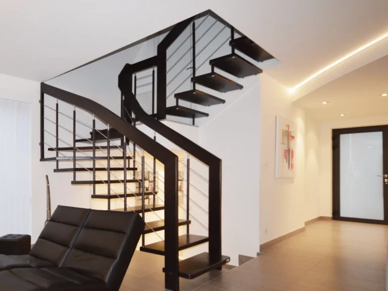 Escalier bois et métal noir à double quart tournant avec garde-corps à câbles