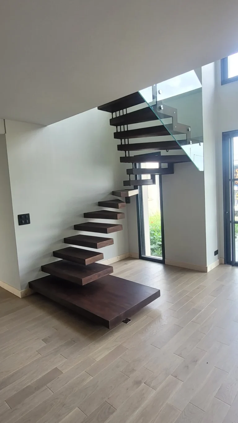 Escalier hélicoïdal à marches en bois foncé suspendues