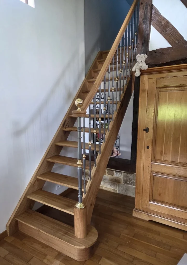 Escalier en bois massif quart tournant avec rampe à balustres métal