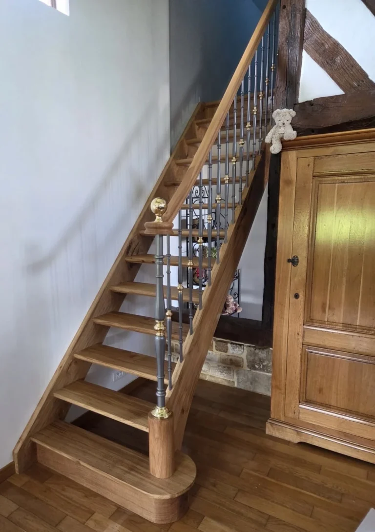 Escalier en bois massif quart tournant avec rampe à balustres métal