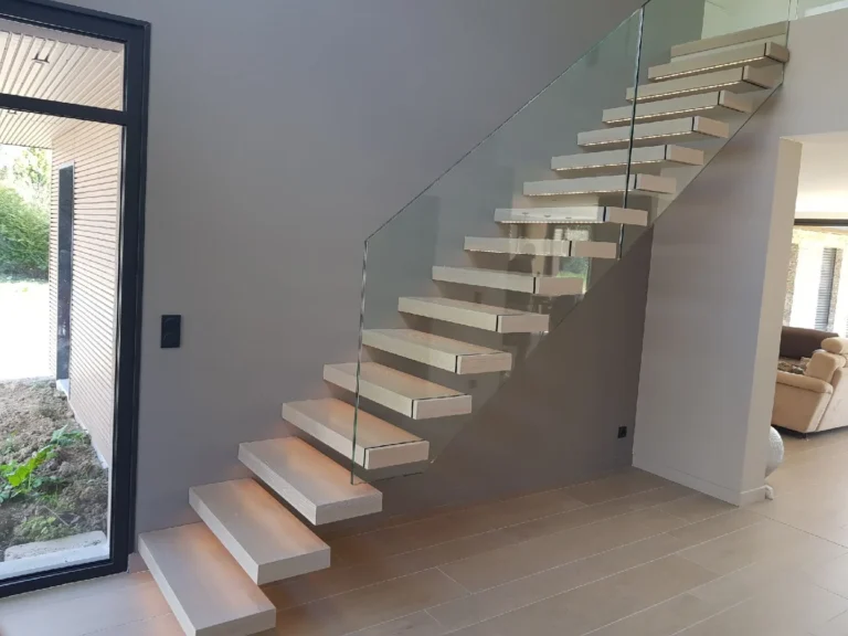 Escalier suspendu en bois clair avec garde-corps en verre