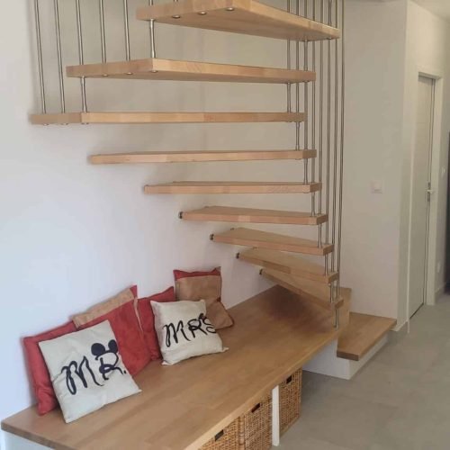 Escalier moderne avec banc intégré dans les marches avec des rangements en dessous